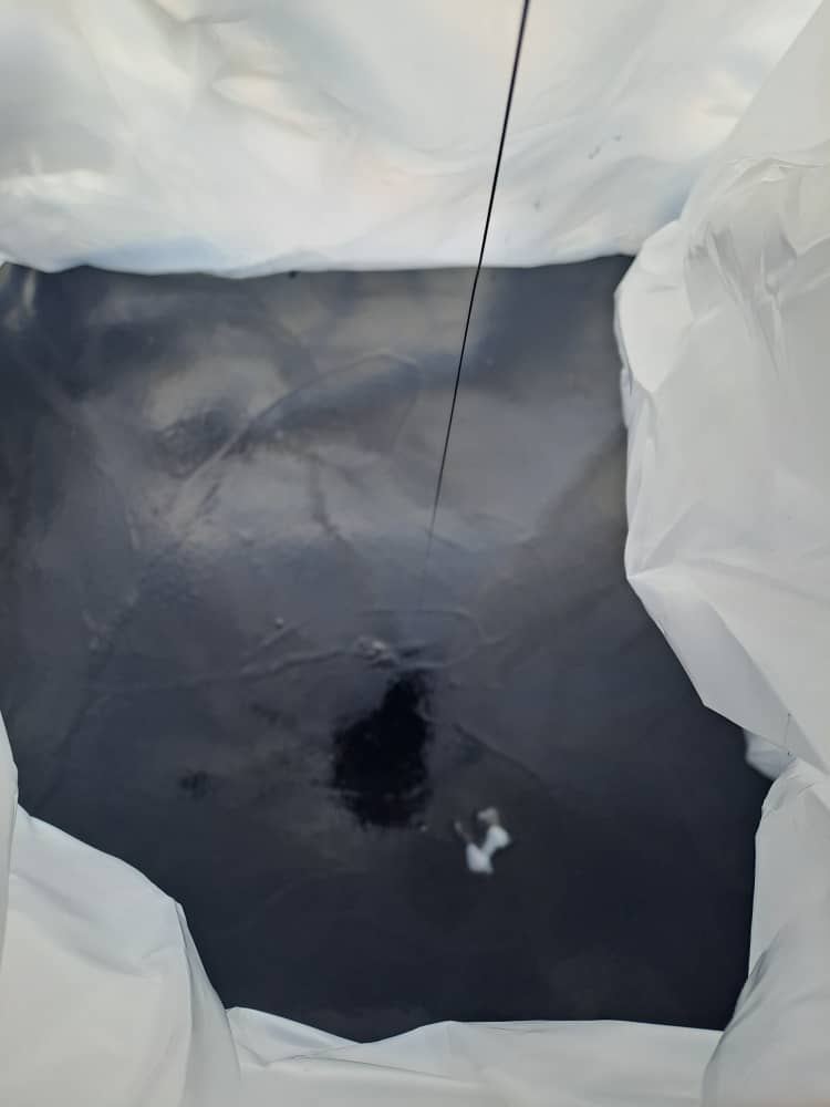 Hot bitumen into the bag liner
