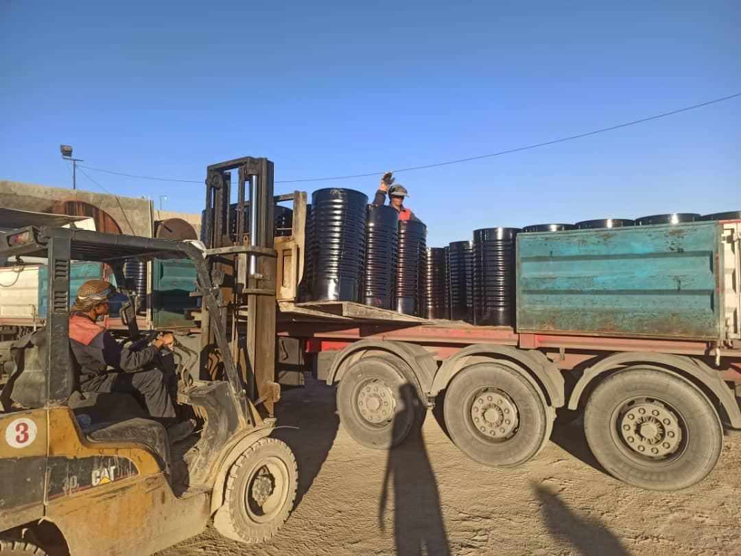 Handling bitumen drums